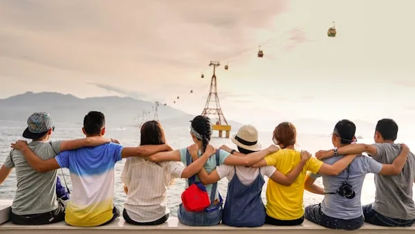 Vecinos compartiendo un momento juntos en un espacio comunitario