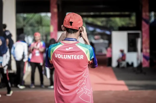 Personas participando en una actividad de voluntariado al aire libre