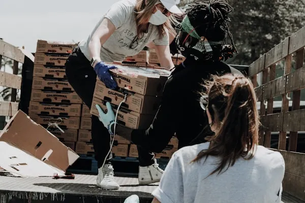 Manos generosas colaborando en una tarea solidaria
