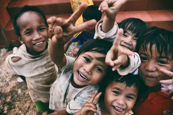 Entrega de ayuda solidaria a una familia